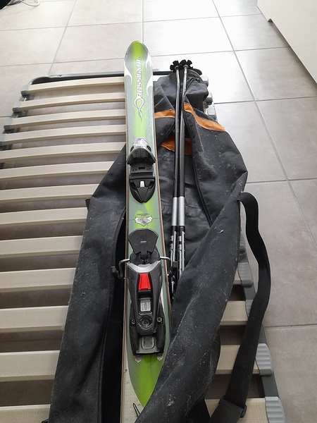 skis
